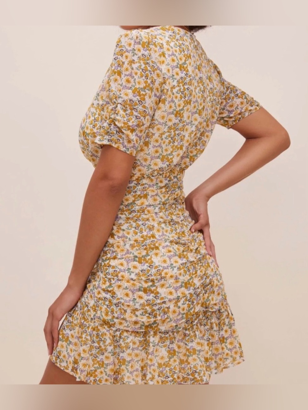 ASTR the Label Revolve $118 Lucky Me Ruched Daisy Floral Mini Dress S